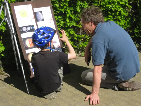 Ein interessierter Gast bei der öffentlichen Beobachtung zum Merkurtransit in Rietberg