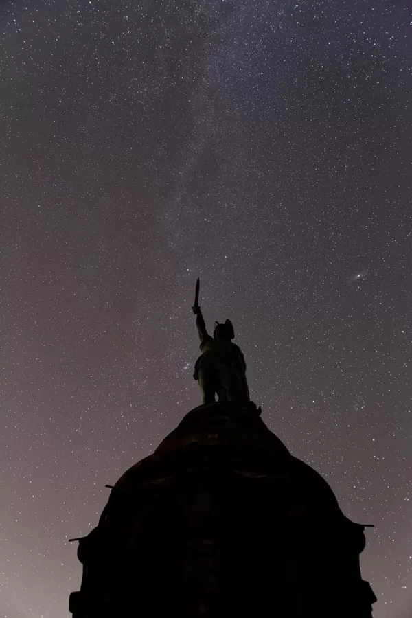 Hermannsdenkm. mit Milchstraße, Canon6D, 28mm, ISO5000, Bl. 3,5, Stacking, J. Stroiczek