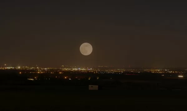 Mond über Paderborn, Fotomontage, LUMIX FZ300, Belichtungsz. 30 s, Bl. 2,8, C. Kluger