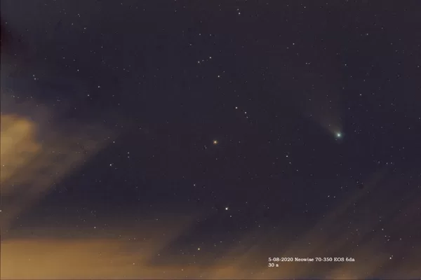 Komet Neowise und der Kugelsternhaufen M53 (Bildmitte) R. Kleibrink